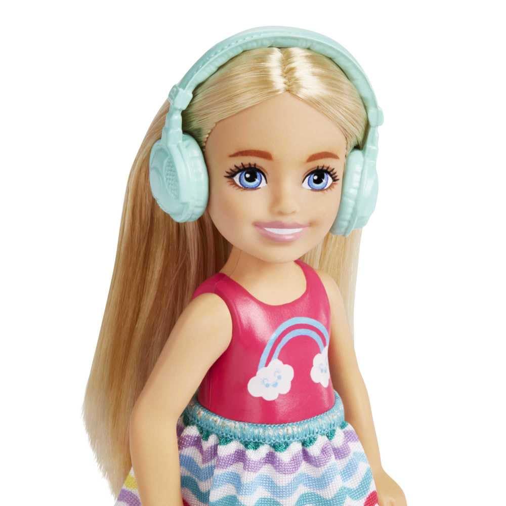 Mattel Barbie Chelsea Small Doll & 6 Accessories, Travel Set with Puppy, Pet Carrier & Backpack