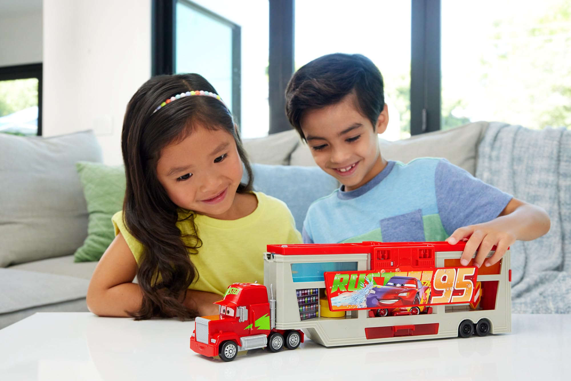 Mattel Disney and Pixar Cars Transforming Truck & Toy Car Playset, Color Changers Paint Shop Mack with Detachable Cab, Color Change Lightning McQueen & Accessories